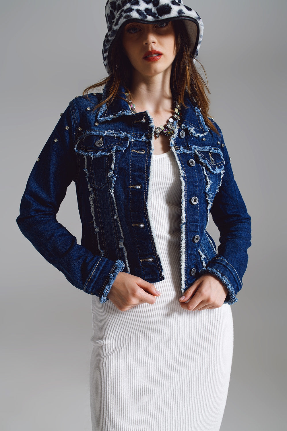 Q2 Veste en denim avec des détails effilochés et brodés en Midwash