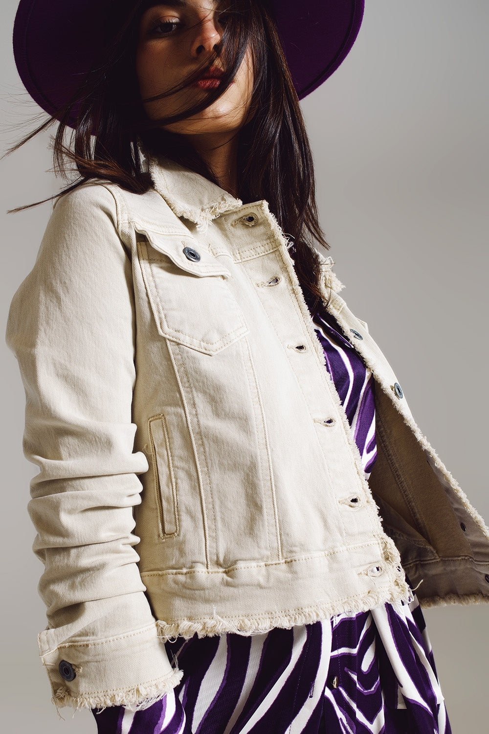 Veste en denim à bord brut en beige