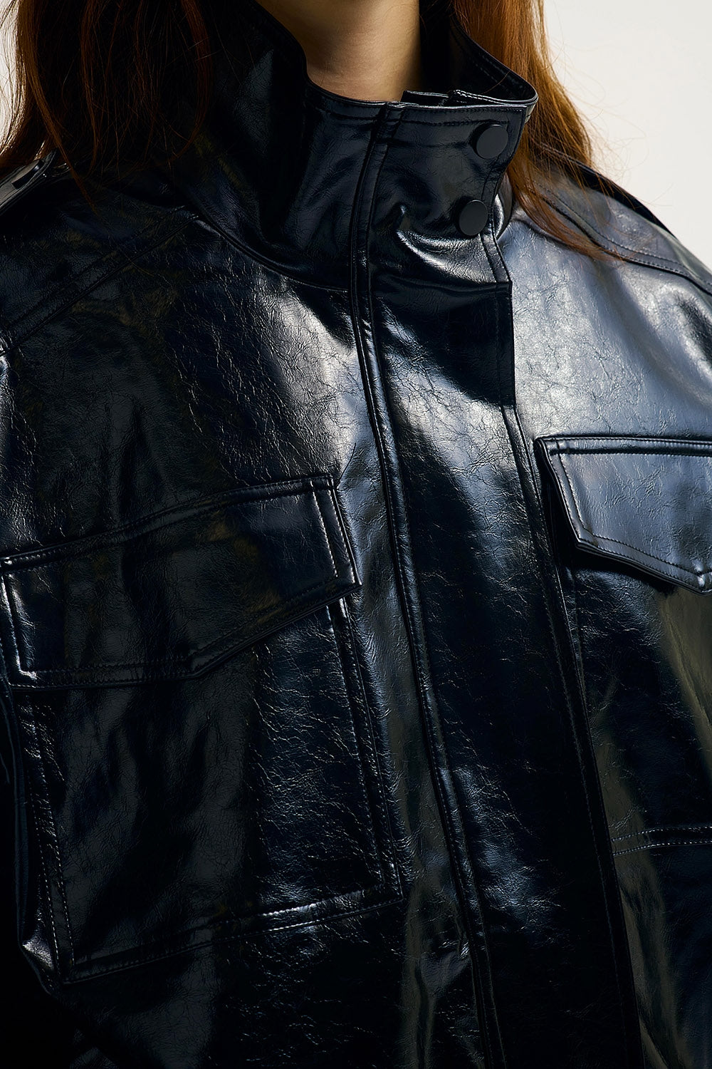 Veste oversize en faux cuir brillant en noir