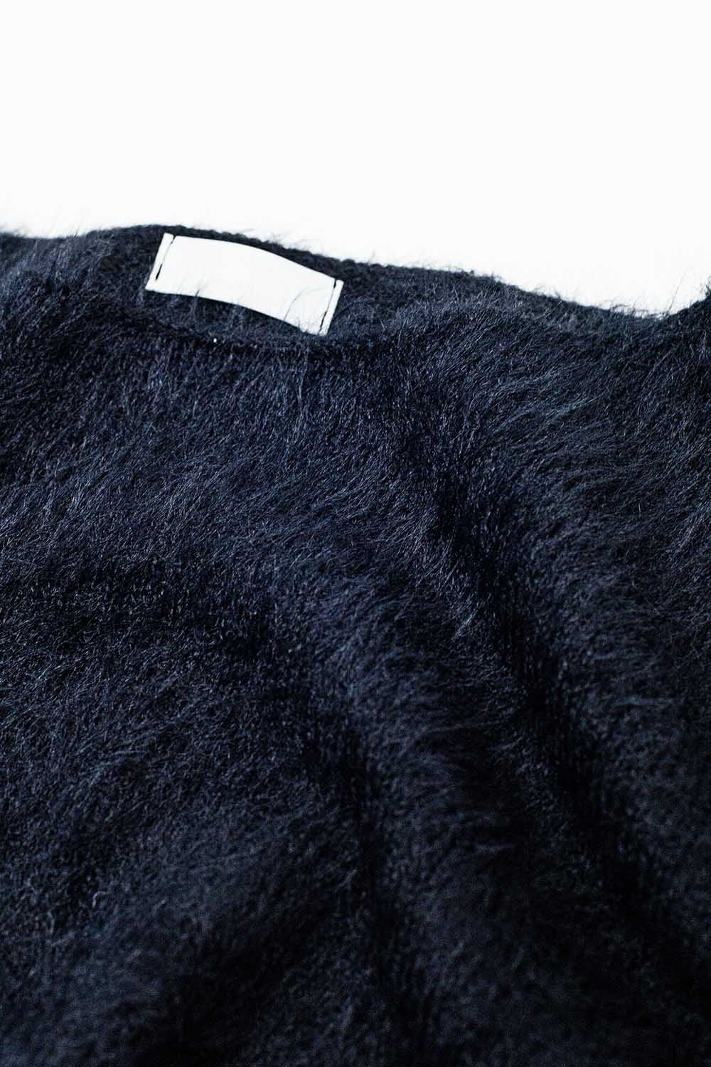 pull cropped fluffy en noir ajusté à la taille