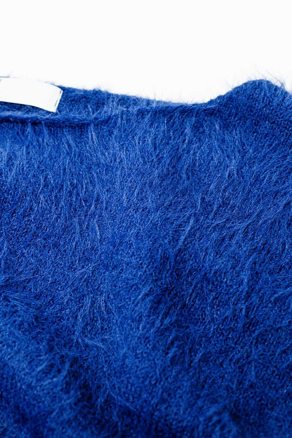 pull cropped fluffy en bleu marine ajusté à la taille