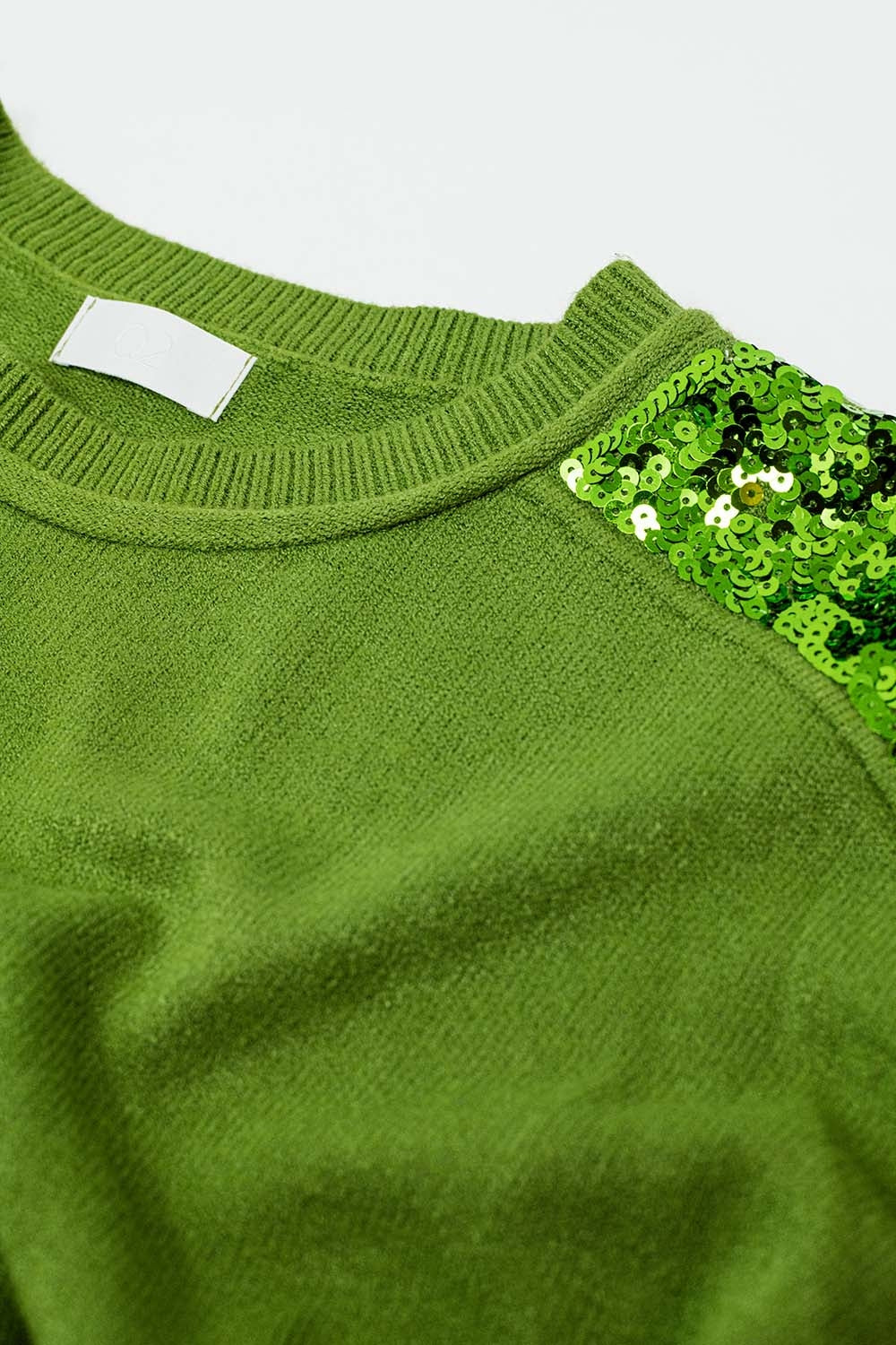 Pull vert à manches longues avec paillettes sur les épaules