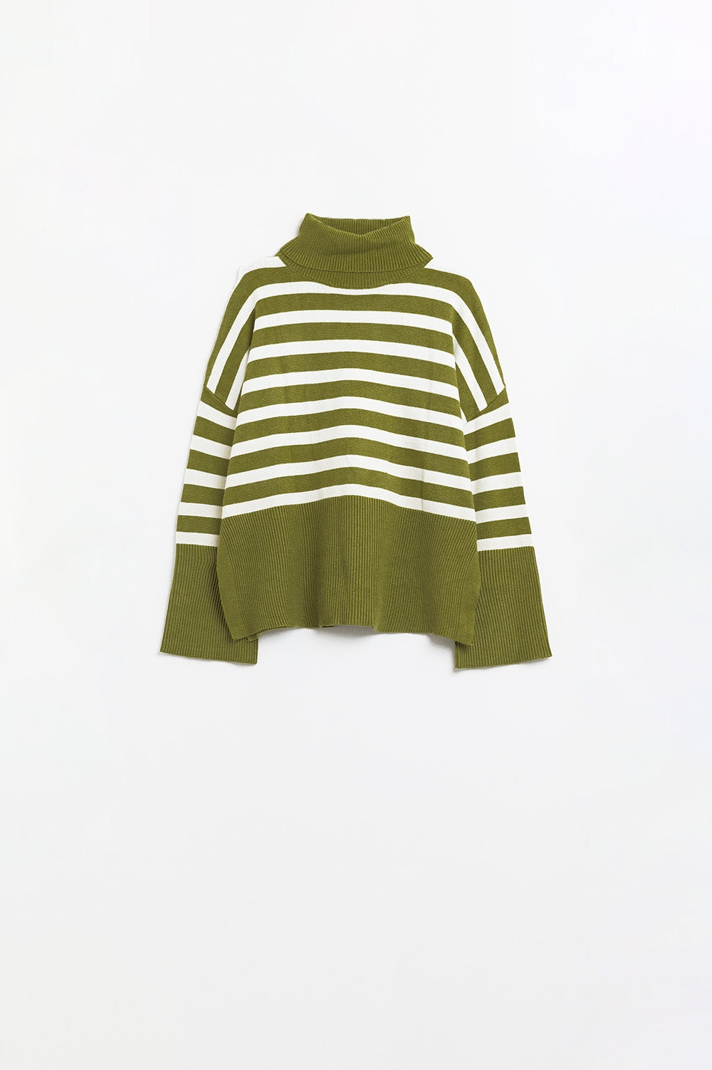 Pull-over vert surdimensionné à col roulé avec des rayures blanches et des fentes sur le côté
