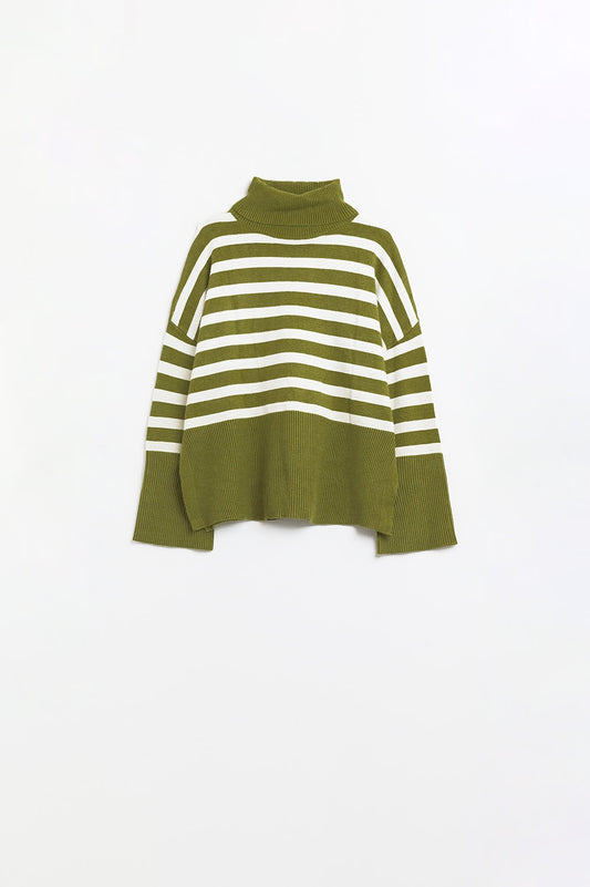 Pull-over vert surdimensionné à col roulé avec des rayures blanches et des fentes sur le côté