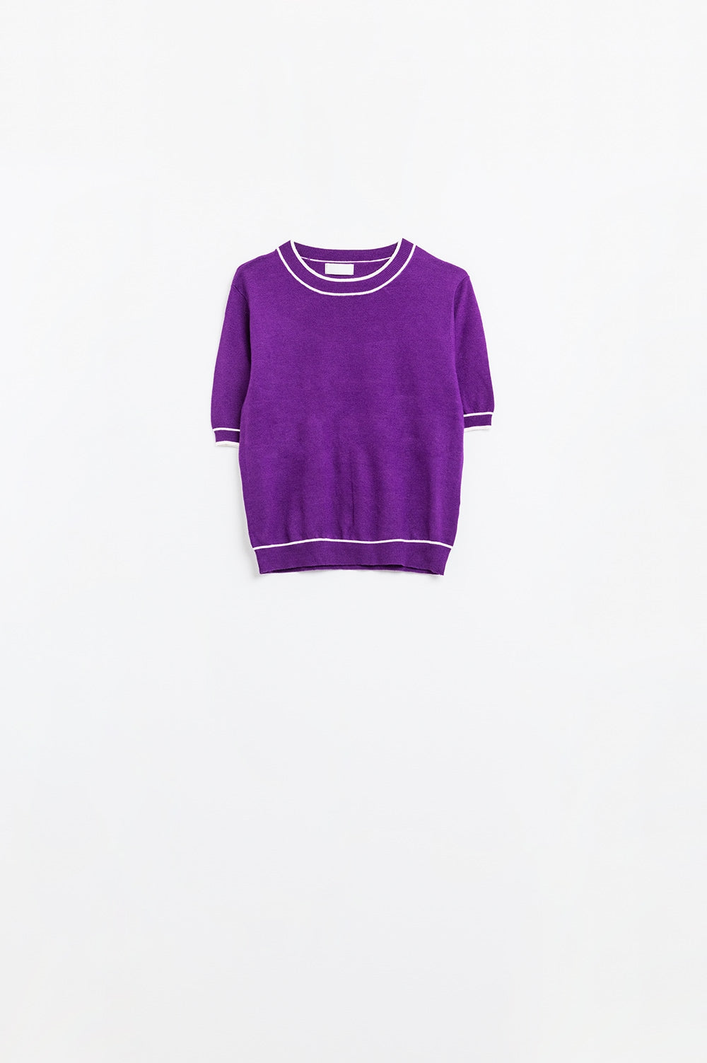 Pull violet à manches courtes et lignes blanches