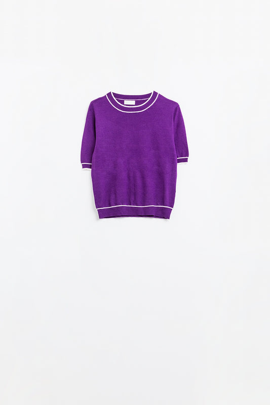 Pull violet à manches courtes et lignes blanches