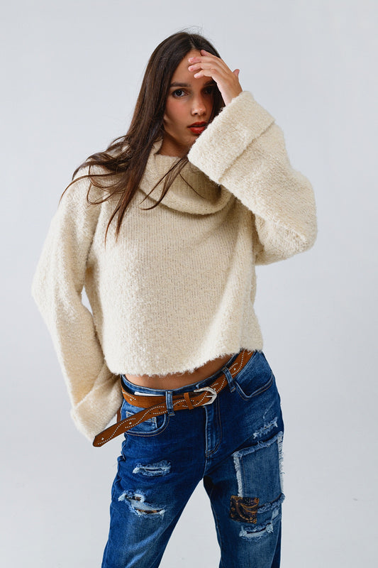 pull-over tricoté à col haut et duveteux en blanc cassé