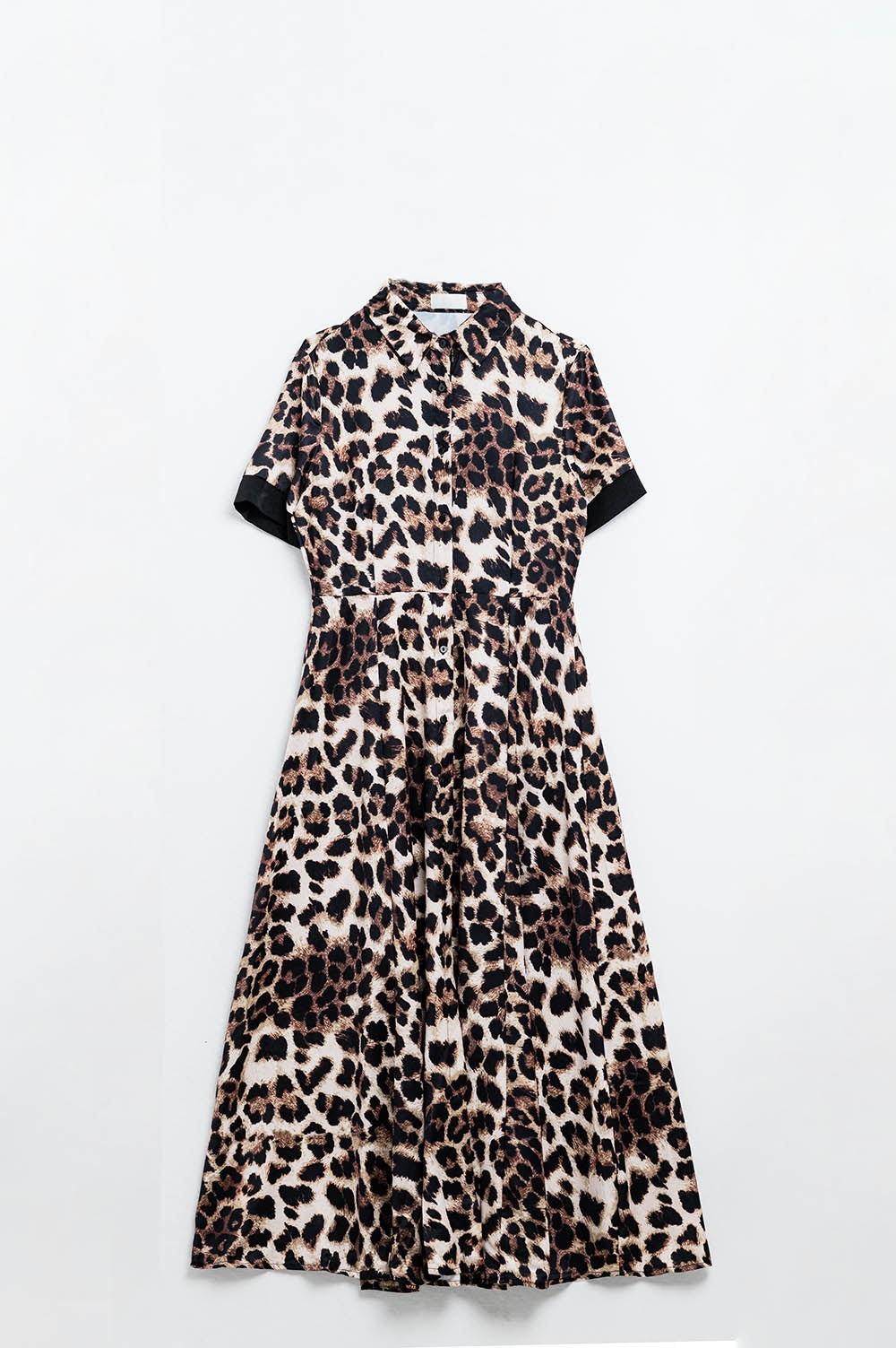 Robe longue boutonnée à imprimé léopard avec détails en satin