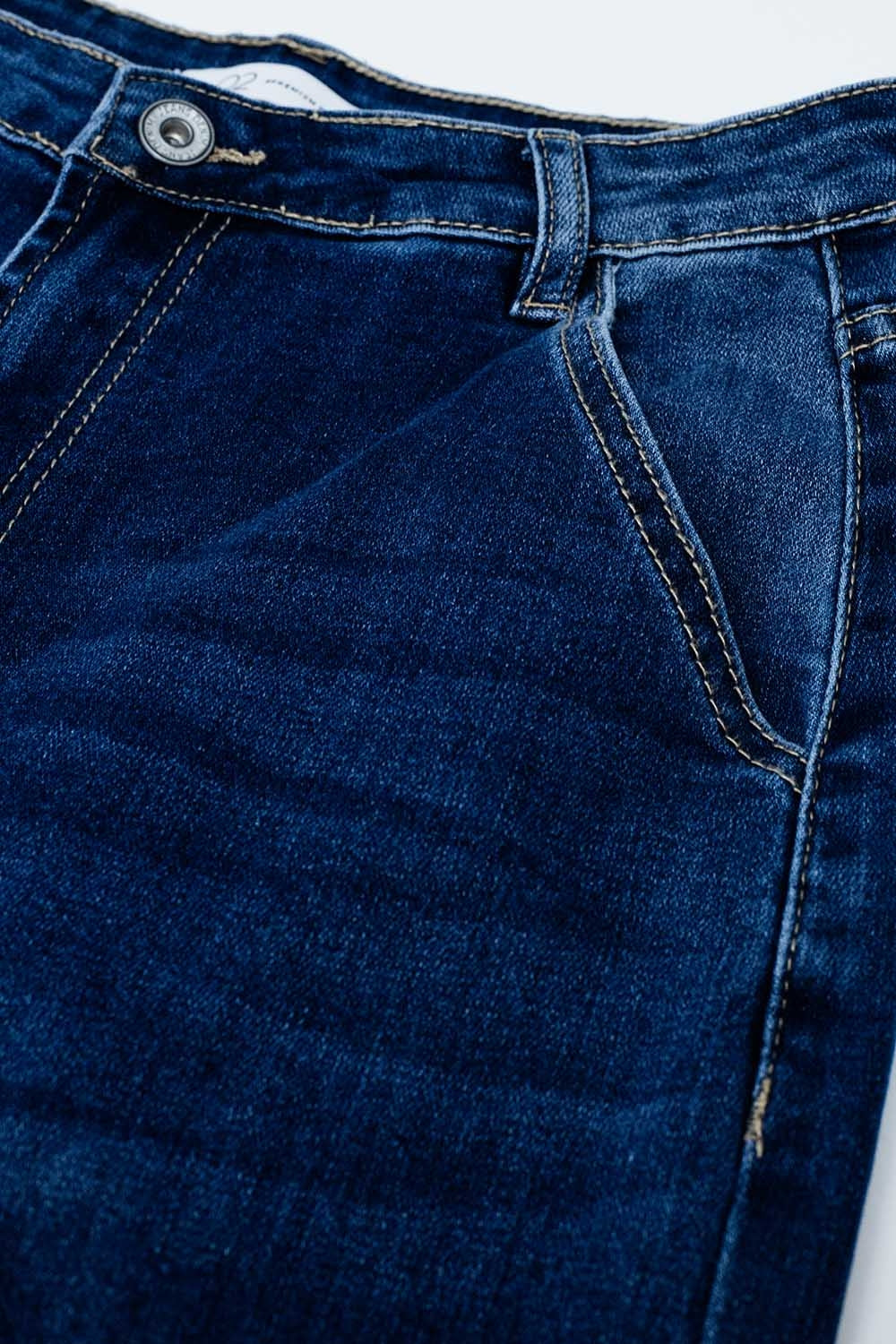 Jean coupe droite avec poches latérales en bleu moyen