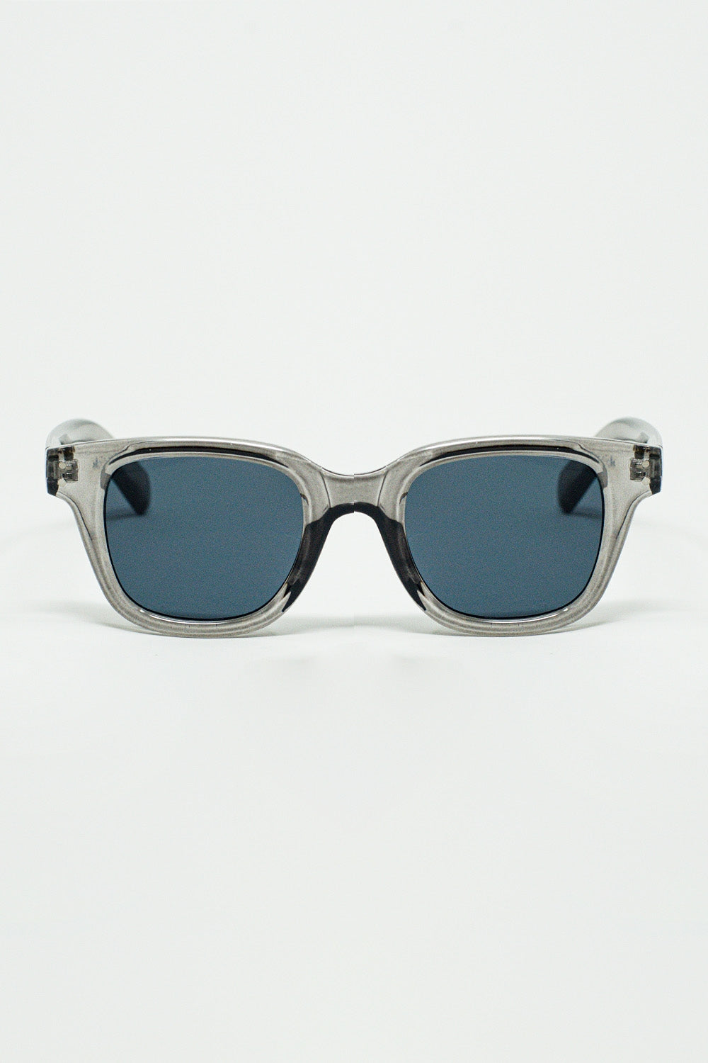 Lunettes de soleil rétro rondes avec verre noir fumé et monture grise transparente