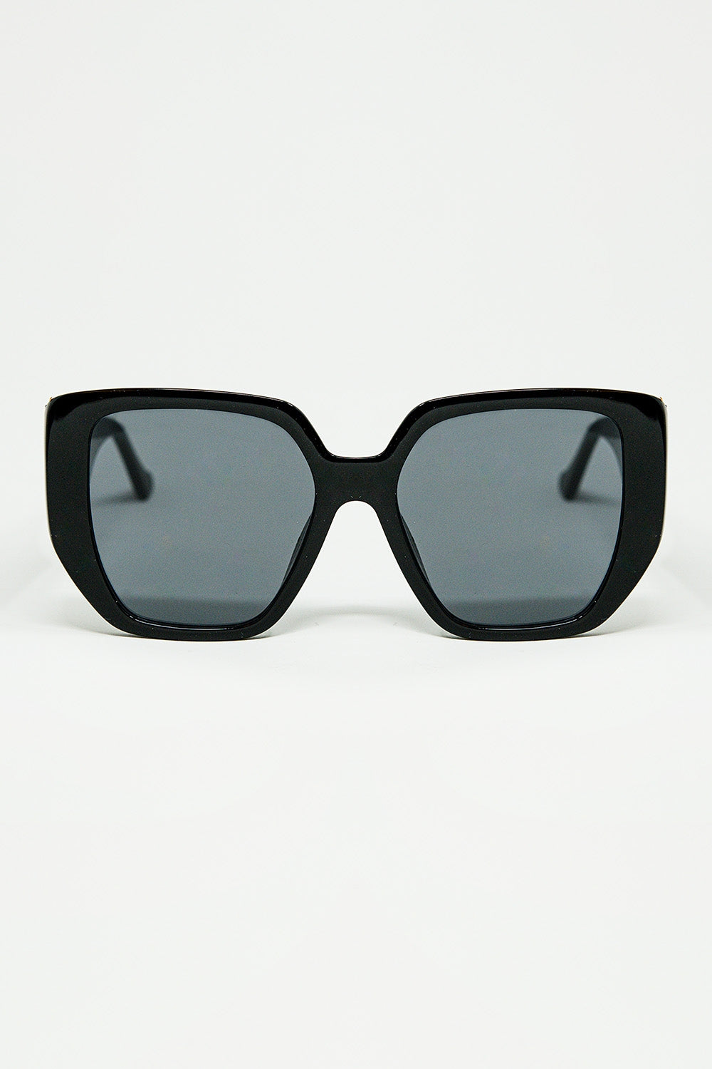 Lunettes de soleil noires de style pin-up avec motif géométrique et yeux de chat