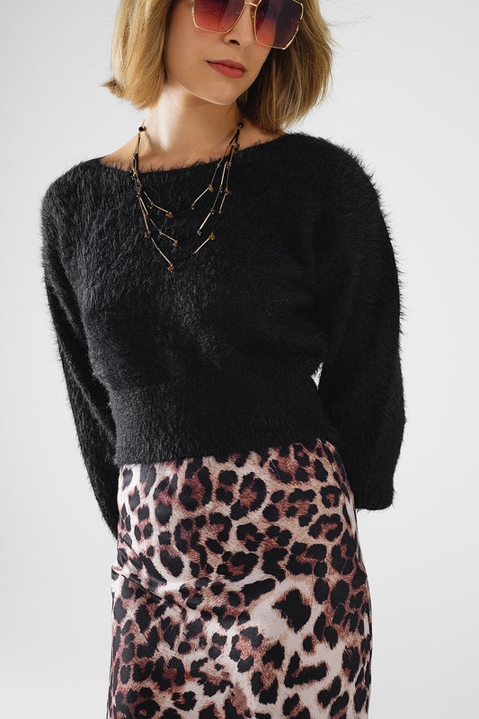 pull cropped fluffy en noir ajusté à la taille