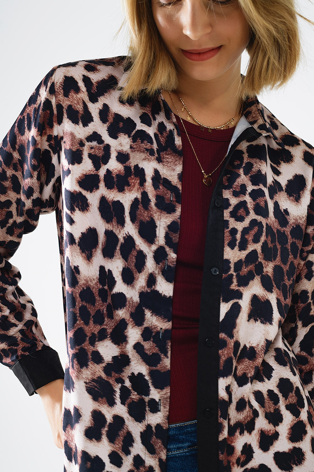 chemise léopard avec détails en satin noir