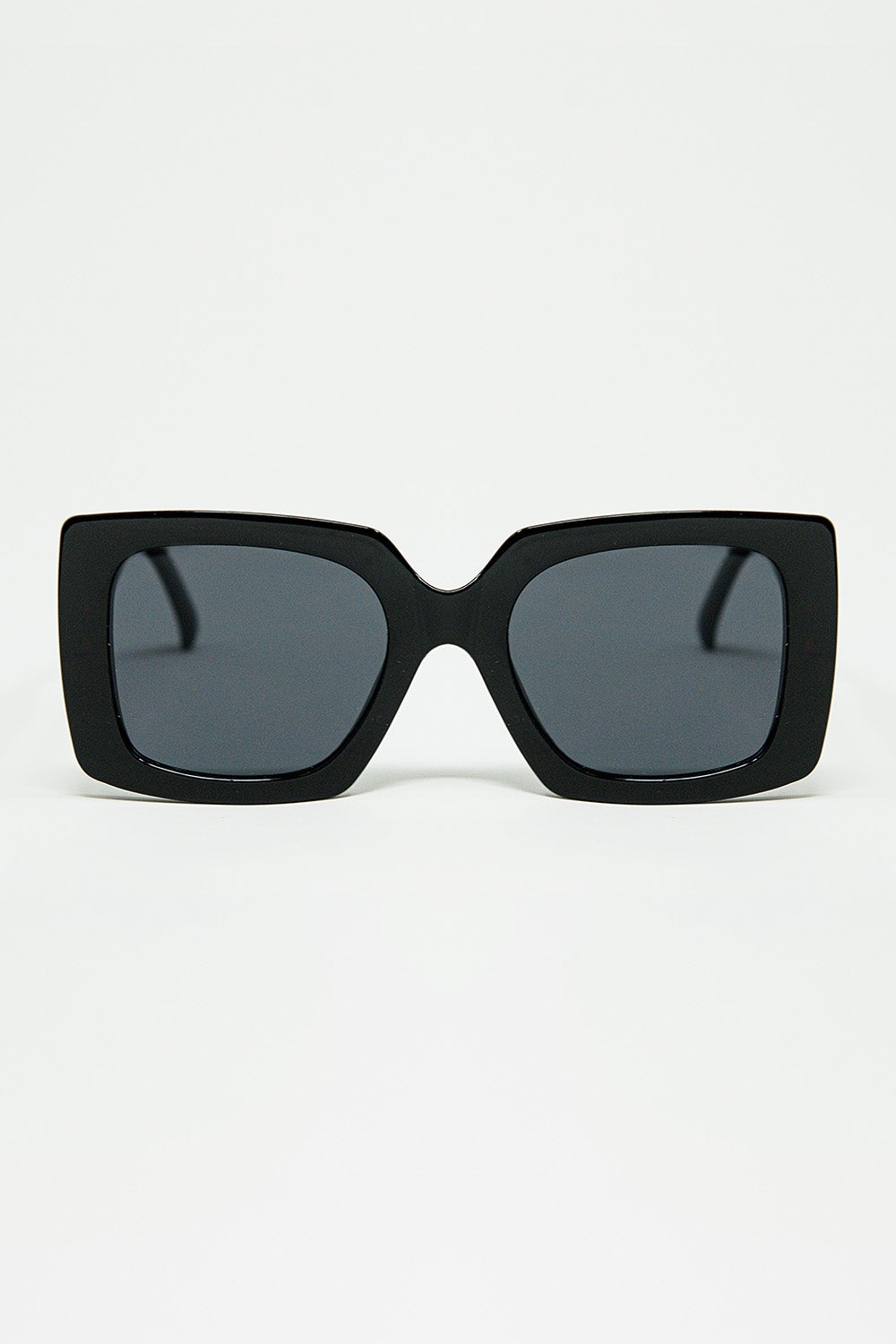 lunettes de soleil à la silhouette vintage avec un œil de chat subtilement incliné en noir