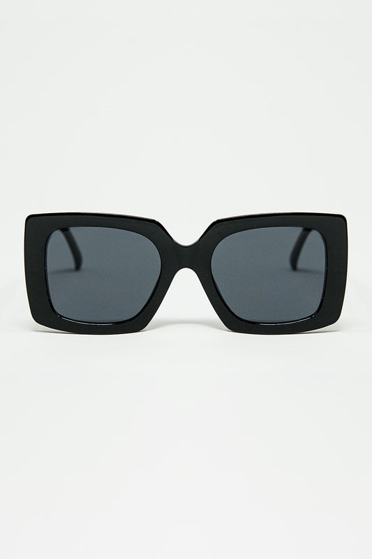 lunettes de soleil à la silhouette vintage avec un œil de chat subtilement incliné en noir