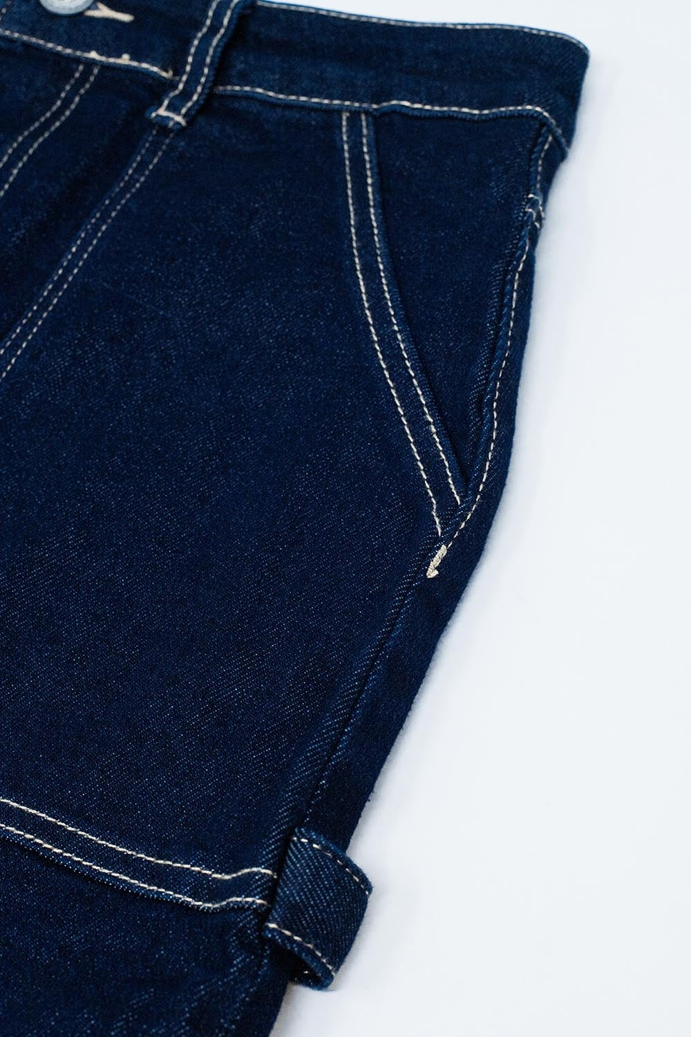 Minijupe en denim foncé avec poches sur le devant