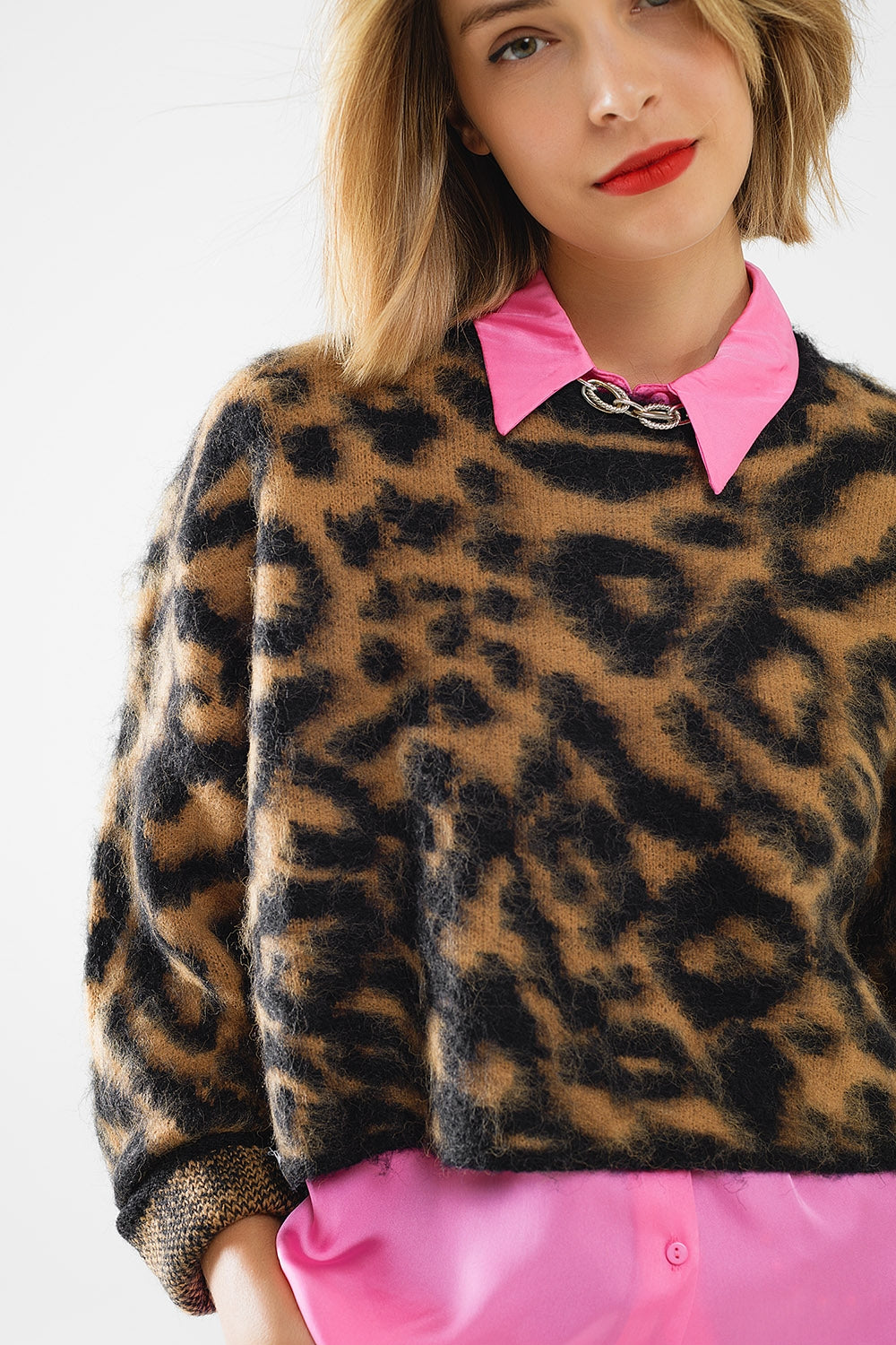 pull noir imprimé léopard en tissu tricoté avec de la laine