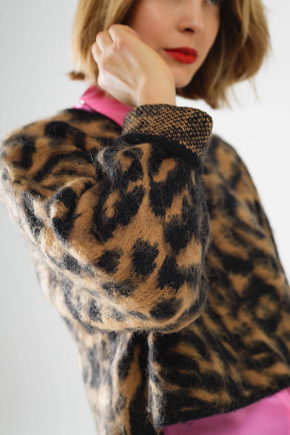 pull noir imprimé léopard en tissu tricoté avec de la laine