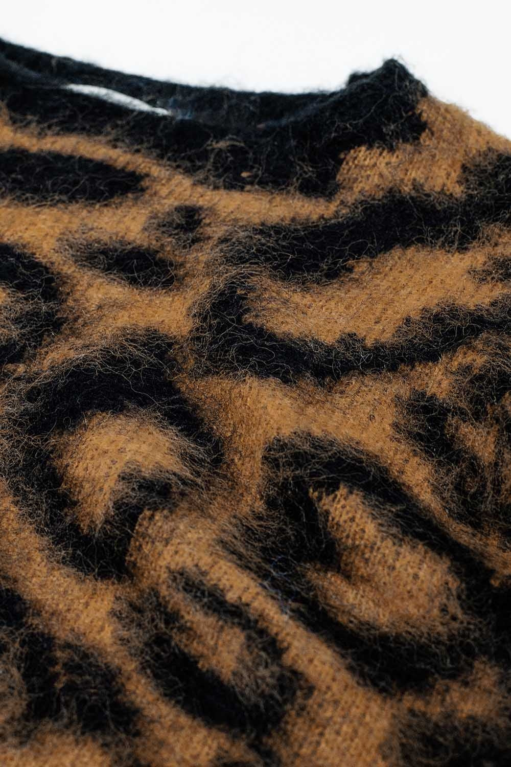 pull noir imprimé léopard en tissu tricoté avec de la laine