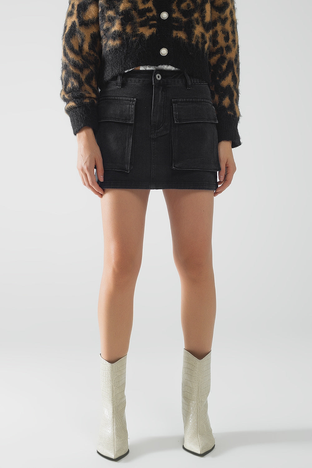 Mini-jupe en denim noir avec poches cargo