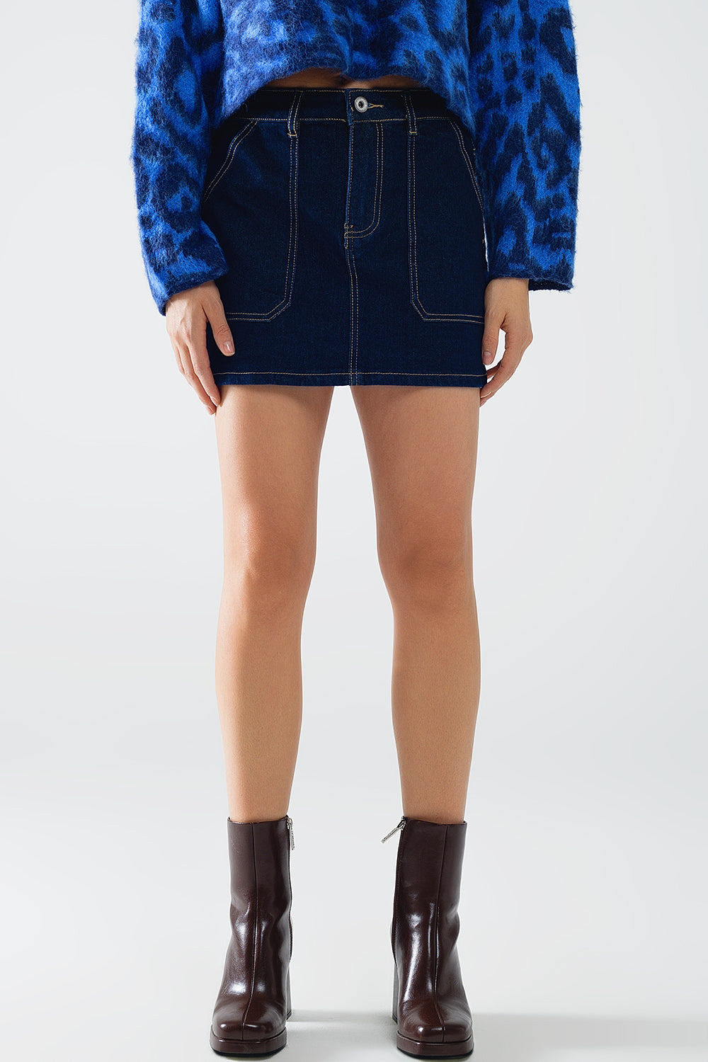 Minijupe en denim foncé avec poches sur le devant