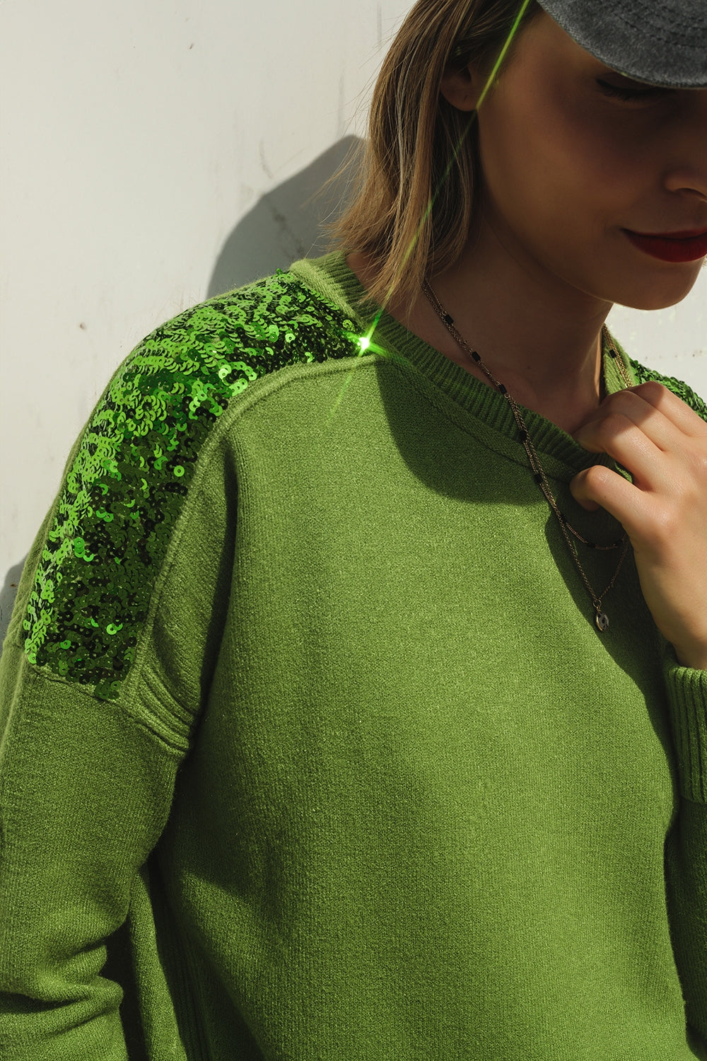 Pull vert à manches longues avec paillettes sur les épaules