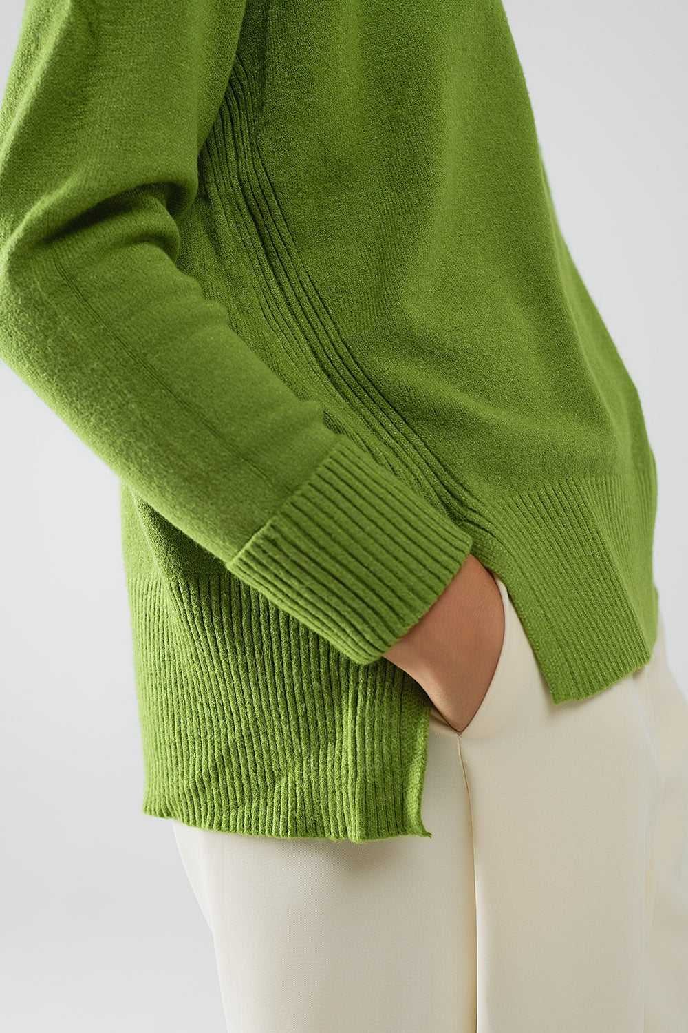 Pull vert à manches longues avec paillettes sur les épaules