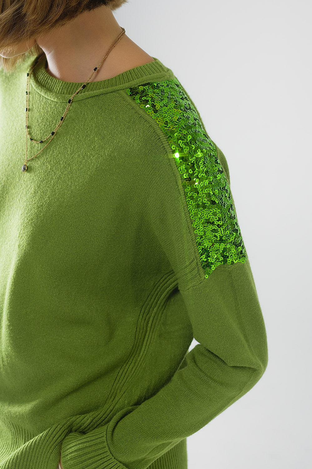 Pull vert à manches longues avec paillettes sur les épaules