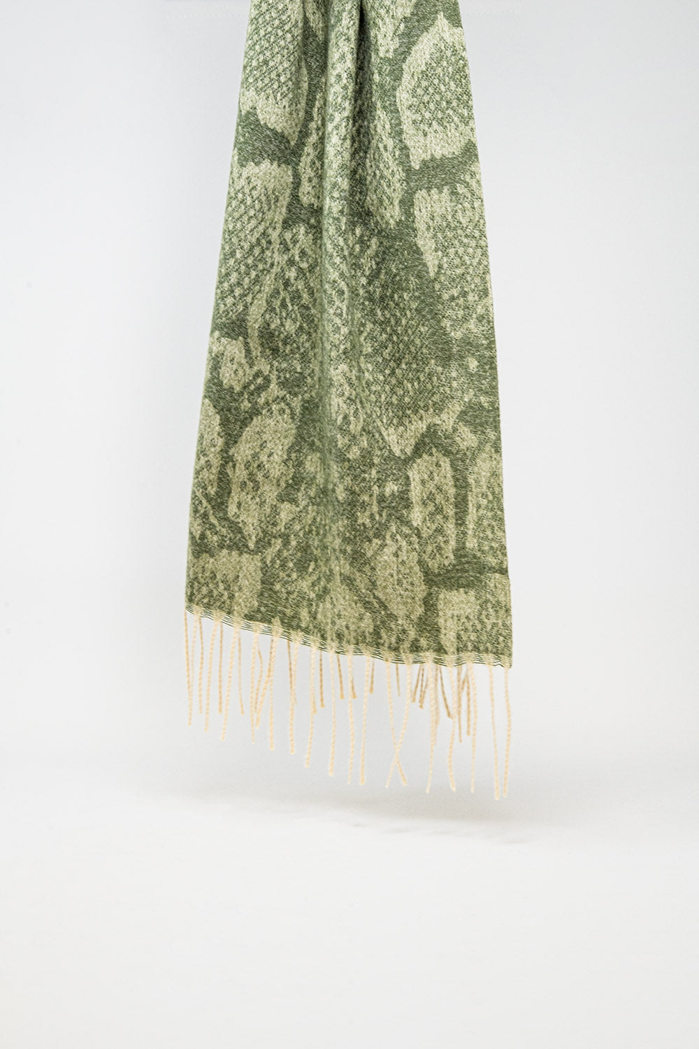 Foulard vert à motif de serpent avec franges