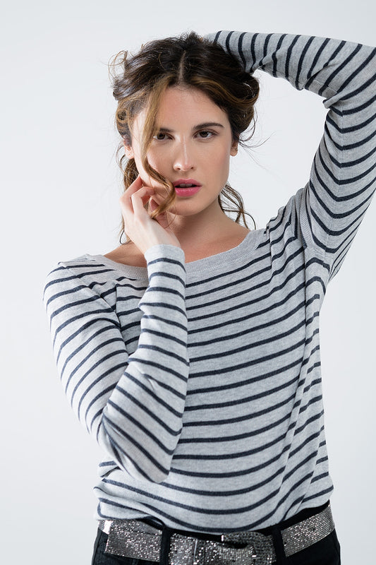 Pull en maille fine rayée grise avec col bateau