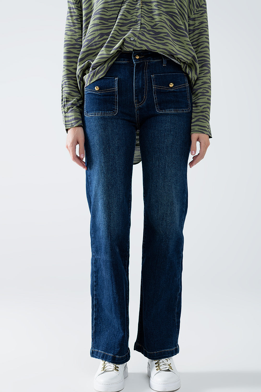 Jeans à jambe droite avec poches avant et bouton