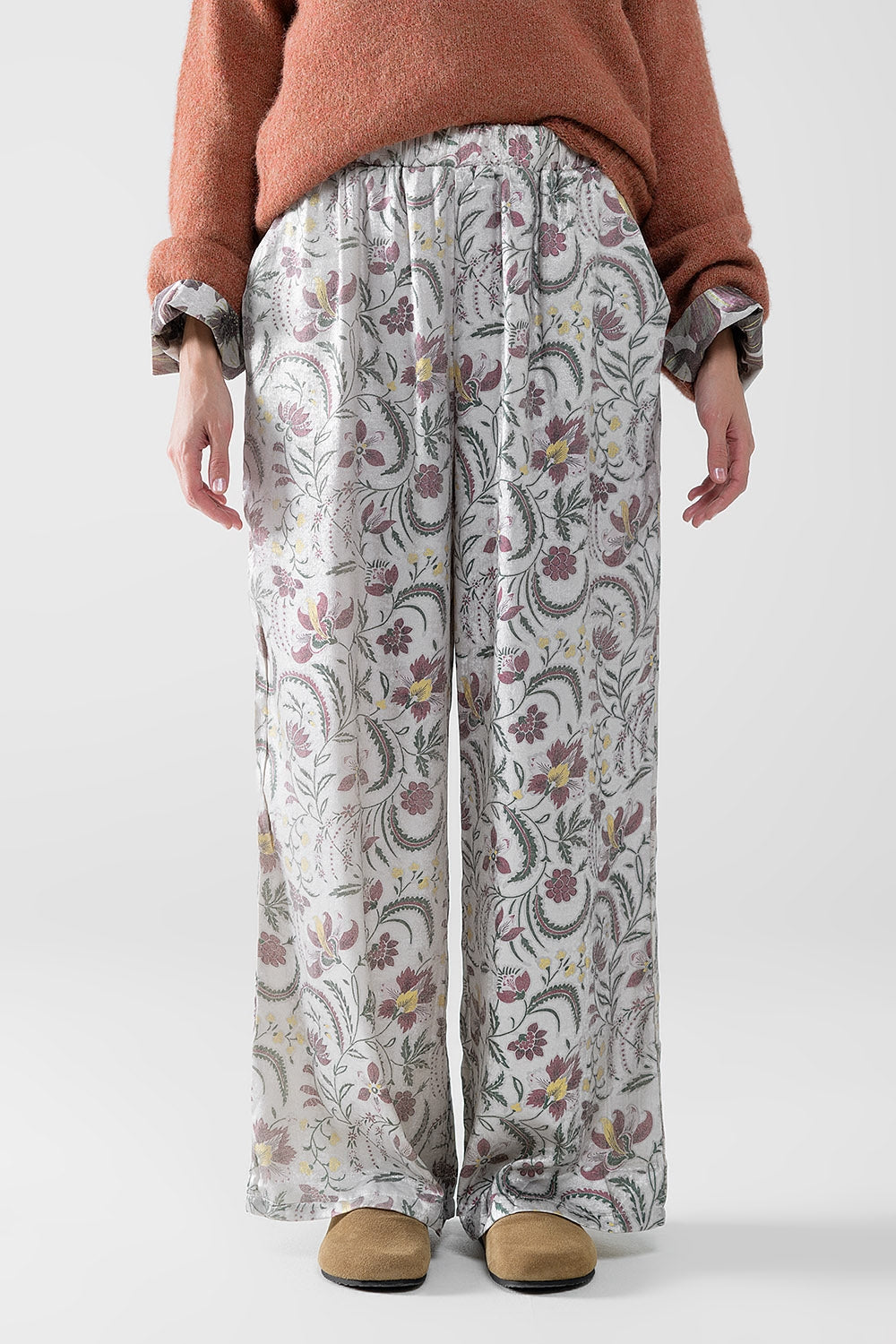 pantalon en satin imprimé de fleurs grises