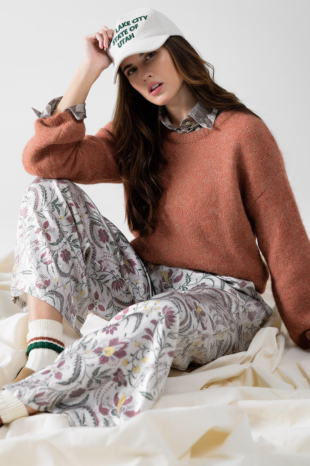 pantalon en satin imprimé de fleurs grises