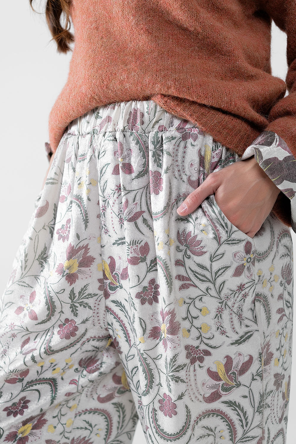 pantalon en satin imprimé de fleurs grises