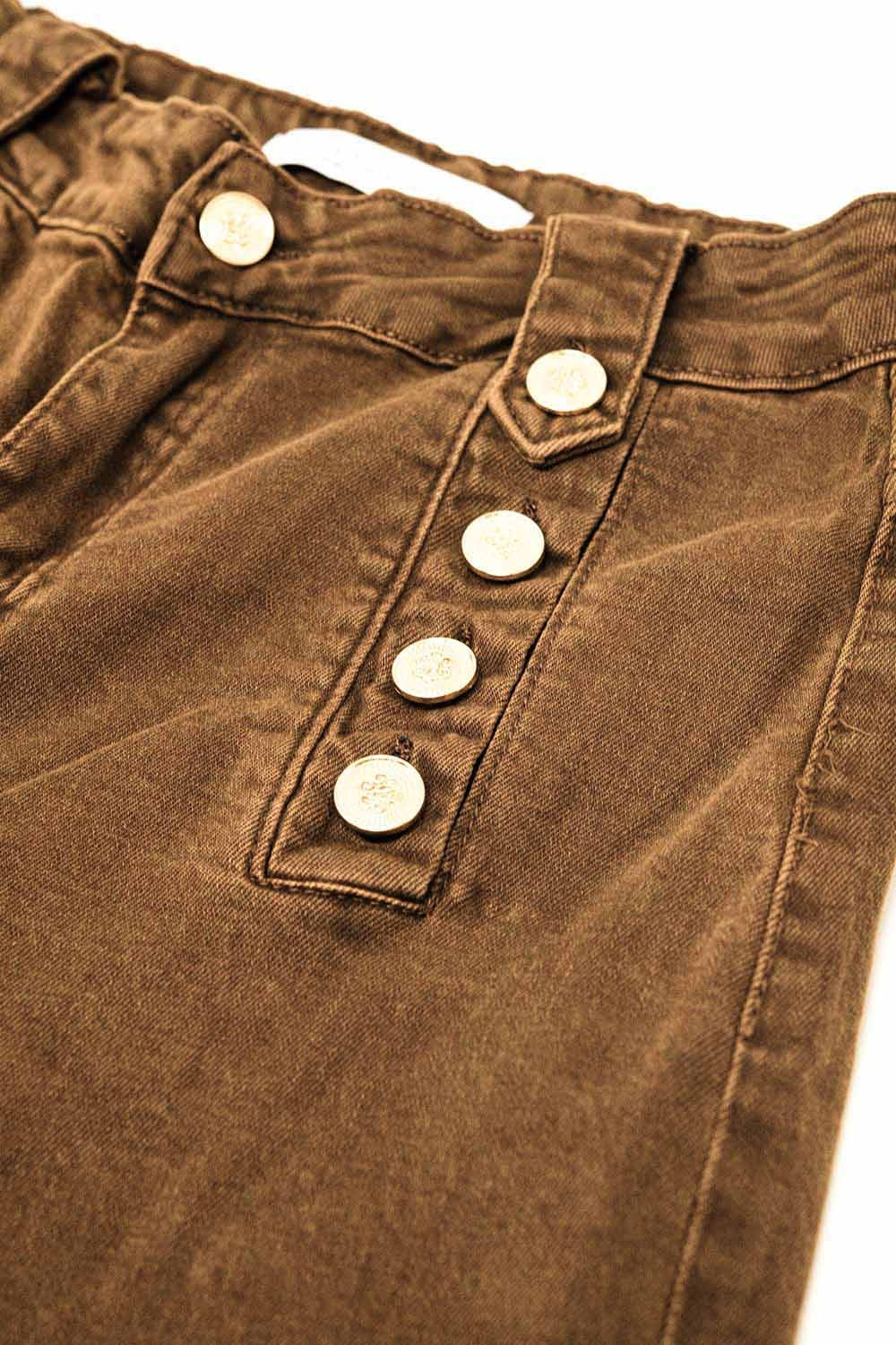 Jean droit avec boutons dorés sur le côté en camel