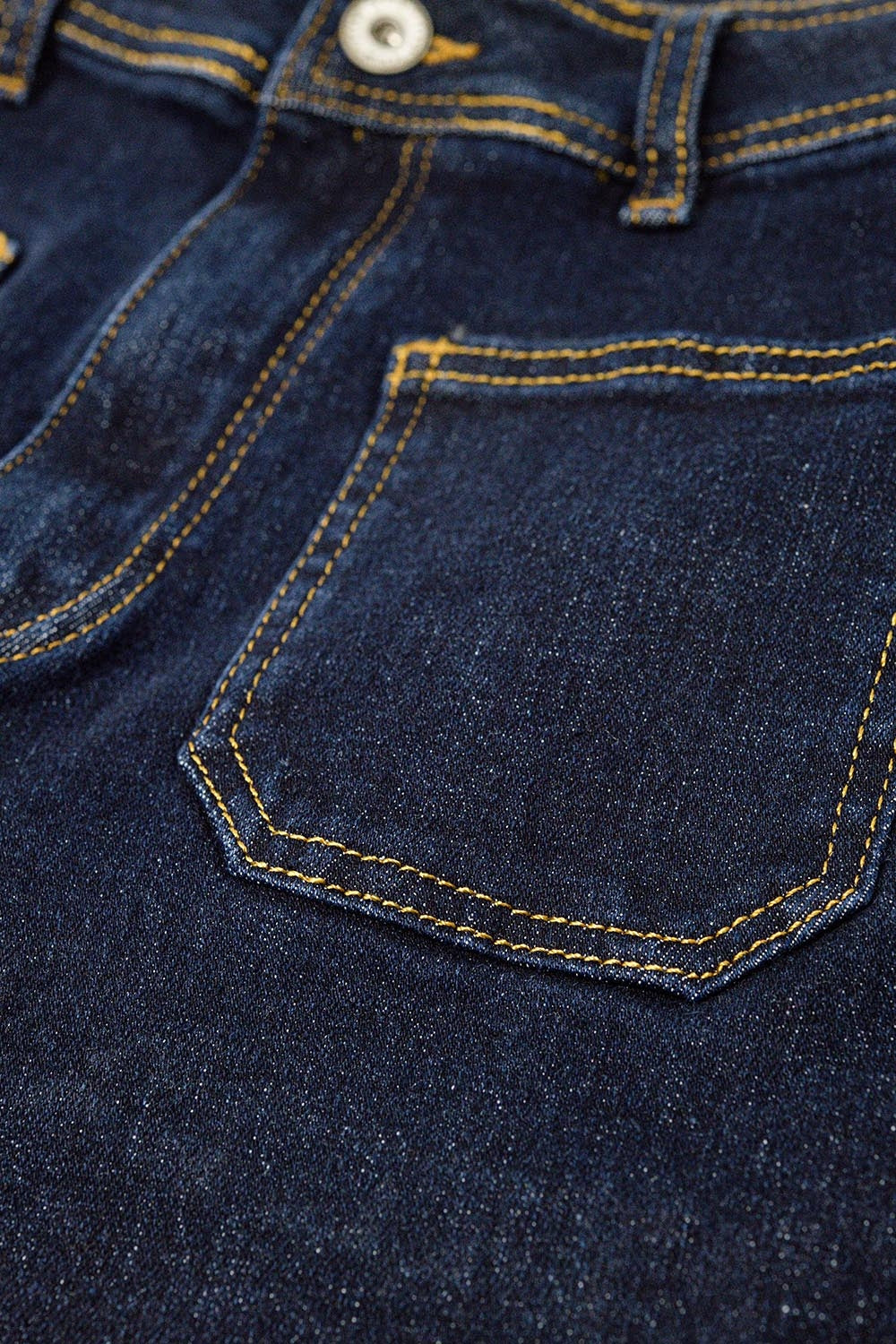 Jean large foncé avec détail léopard au bas de la jambe