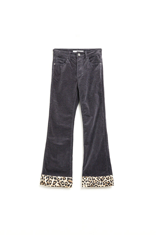 Pantalon évasé en velours côtelé gris foncé avec imprimé léopard sur le bas