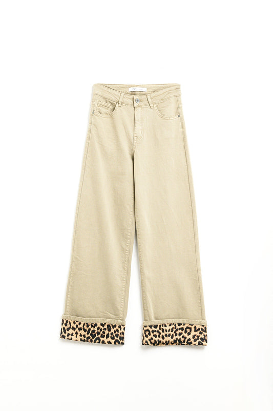Pantalon large beige avec imprimé léopard sur le bas