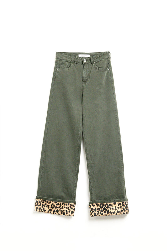 Pantalon large vert militaire avec imprimé léopard au bas de la jambe