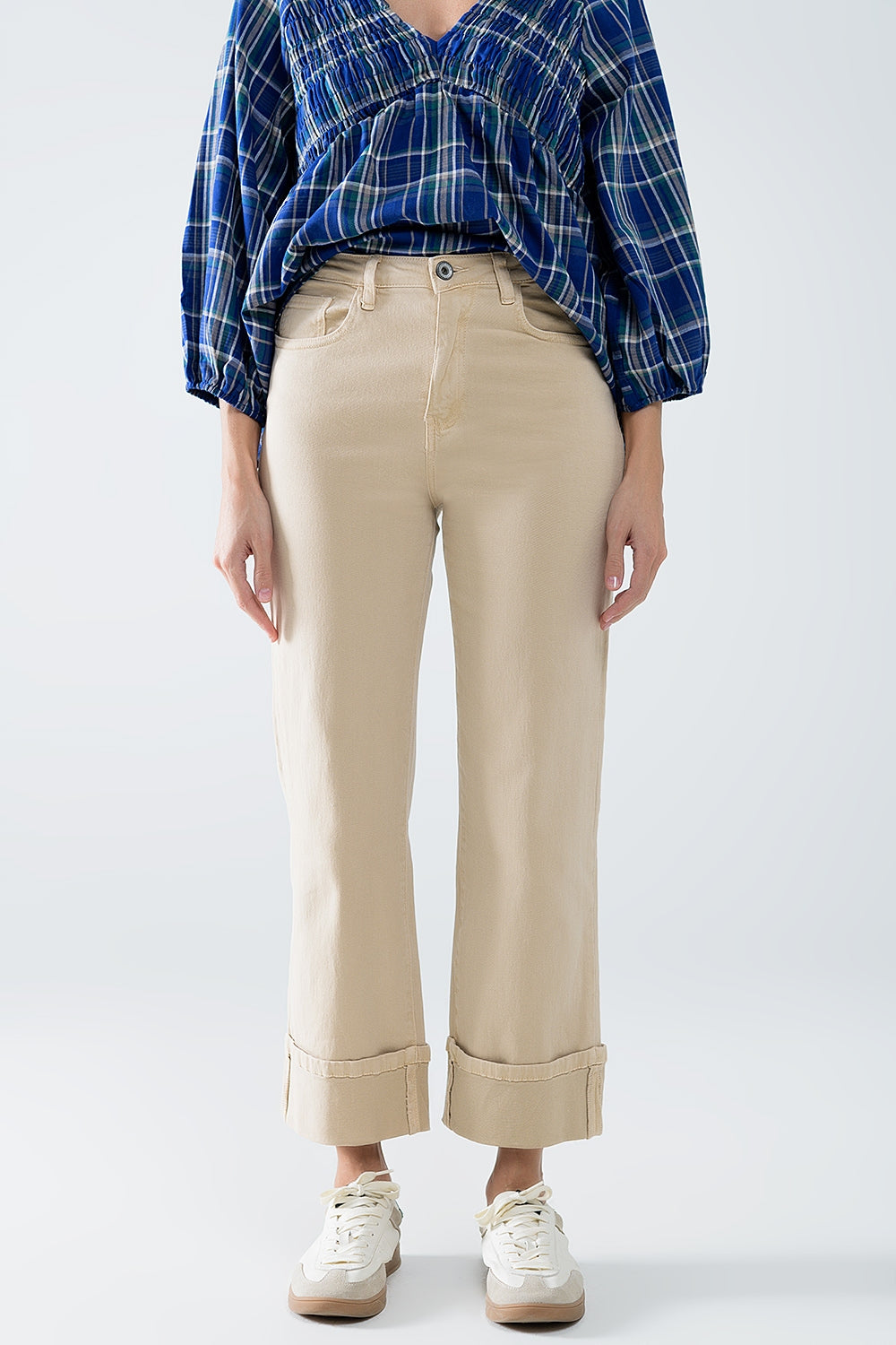 Pantalon à jambe droite et ourlet court en beige foncé