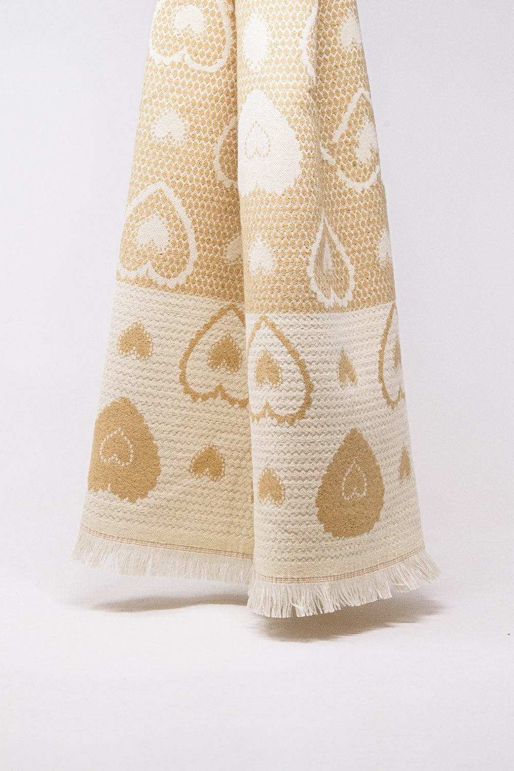 écharpe beige avec impression de cœur et détails en fil d'or