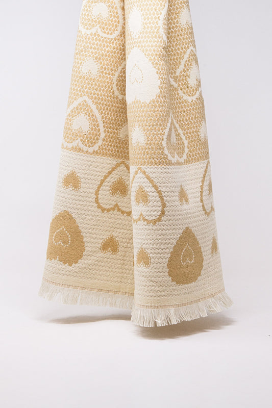 écharpe beige avec impression de cœur et détails en fil d'or