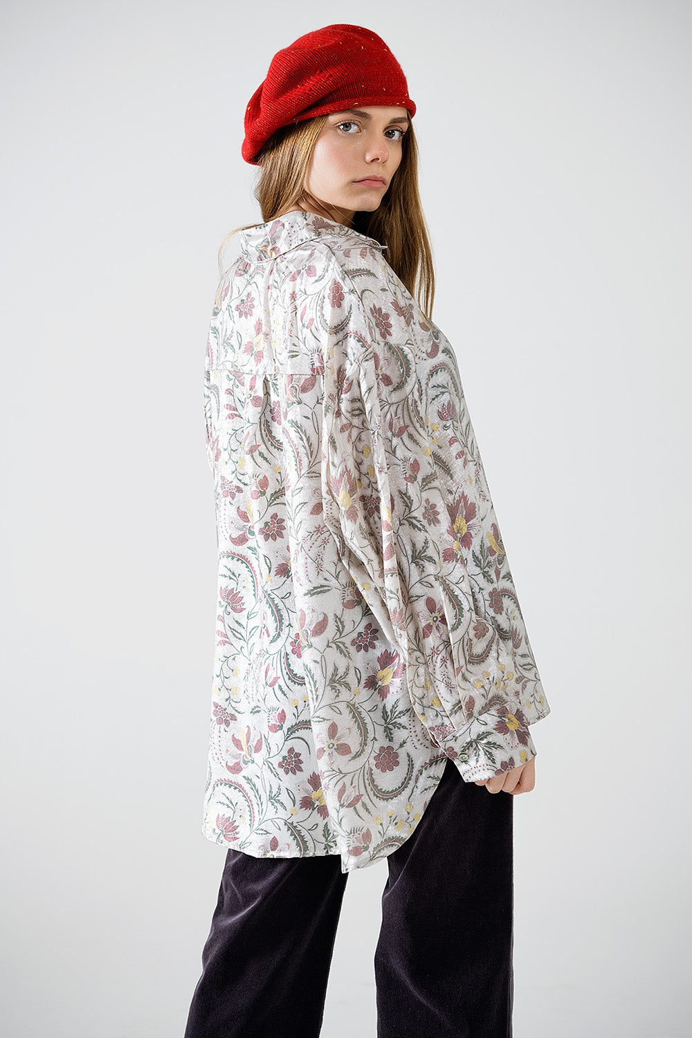 Chemisier en satin à imprimé floral en gris