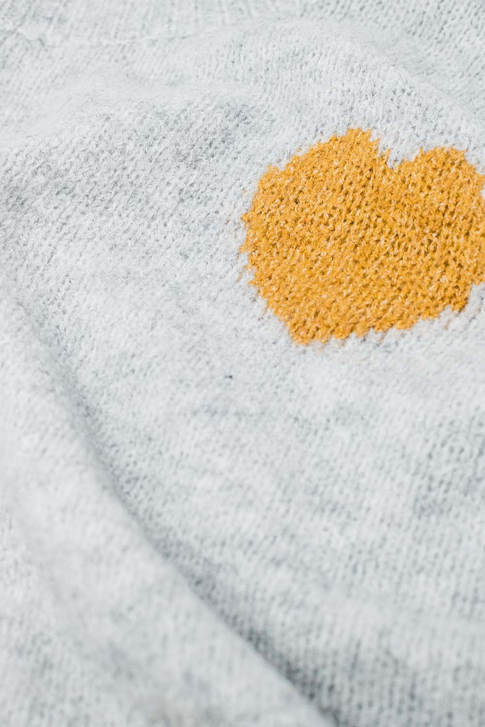Pull gris à col bateau et imprimé cœur