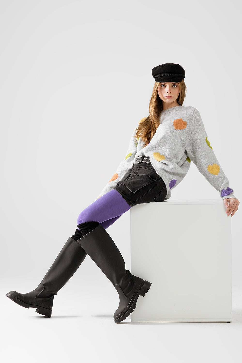 Pull gris à col bateau et imprimé cœur