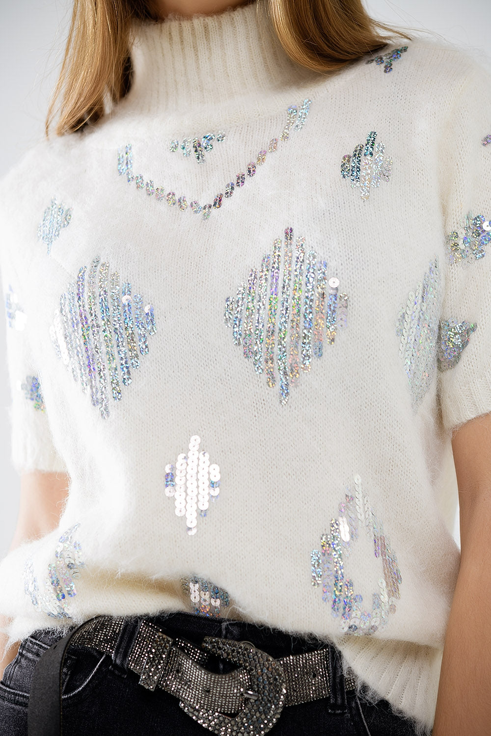 Pull à manches courtes crème avec ornements en paillettes