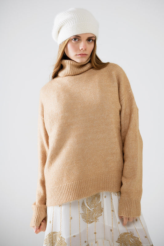 Pull beige à col roulé et manches tombantes