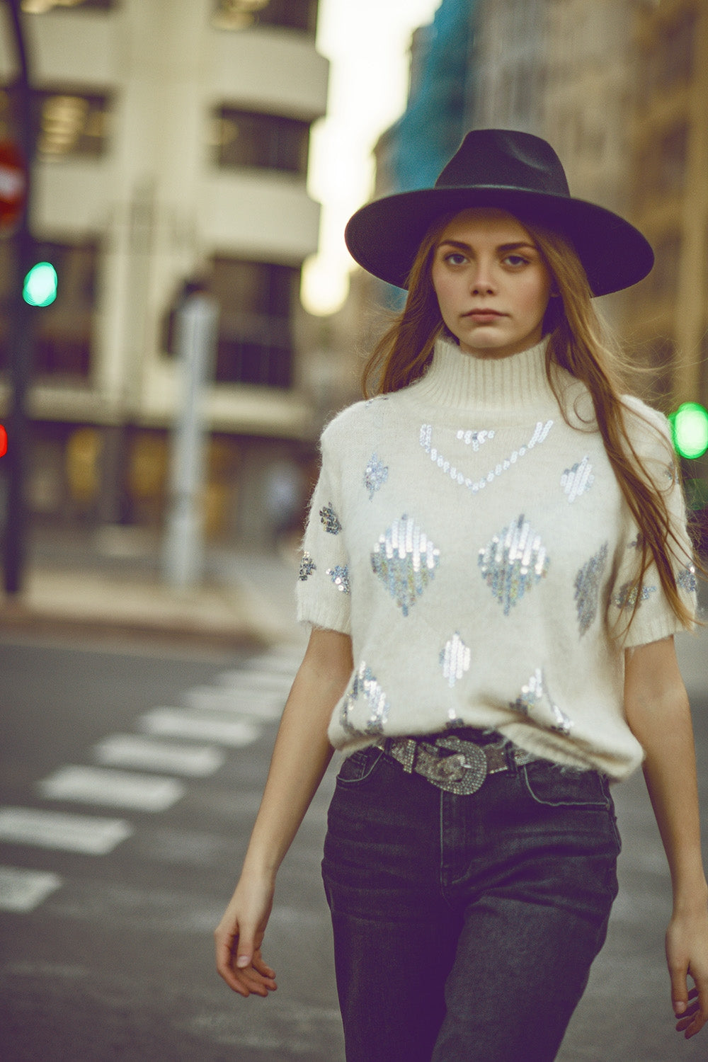 Pull à manches courtes crème avec ornements en paillettes