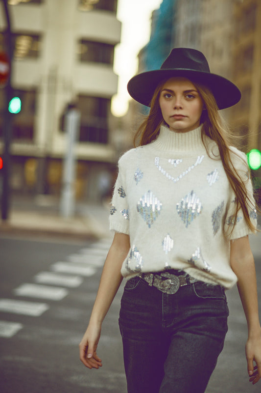 Pull à manches courtes crème avec ornements en paillettes