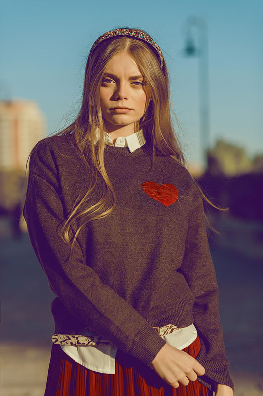 pull-over gris carbone avec détails en forme de cœur rouge